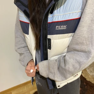 Peak performance väst  - Så fin och trendig peak performance väst, bara används  ett fåtal gånger. Storlek mellan s-m beroende på hur du vill att den sitter. Orginalpris är 1700 kr men säljer för 300 men ni kan buda i kommentarerna💓