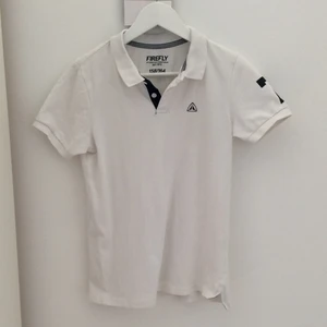 FIREFLY EST. 1972  - En stilig vit skjorta med knapp krage. Skick 10/10 helt nytt.  ord.pris 249kr men jag säljer för 100kr storlek 158/164 