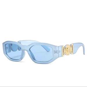 Populära versace glasögon i baby blå färg, aldrig använda!