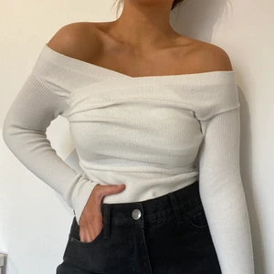 Omlott tröja  - Söt vit topp med omlott tyg. Lite kortare i modellen, slutar strax under byxkanten. Toppen är från Fashionnova och använd ca 5 gånger