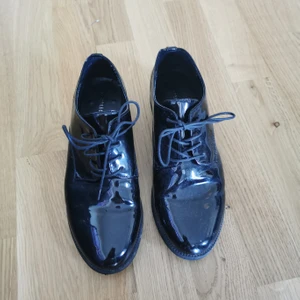 Lackskor 37 - Fina svarta lackskor, endast använda ett fåtal gånger. Hämtas i Ursvik eller skickas mot fraktkostnad. 