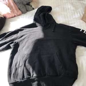 Svart Hoodie - Svart hoodie från hm, super mysig men passar inre längre! 