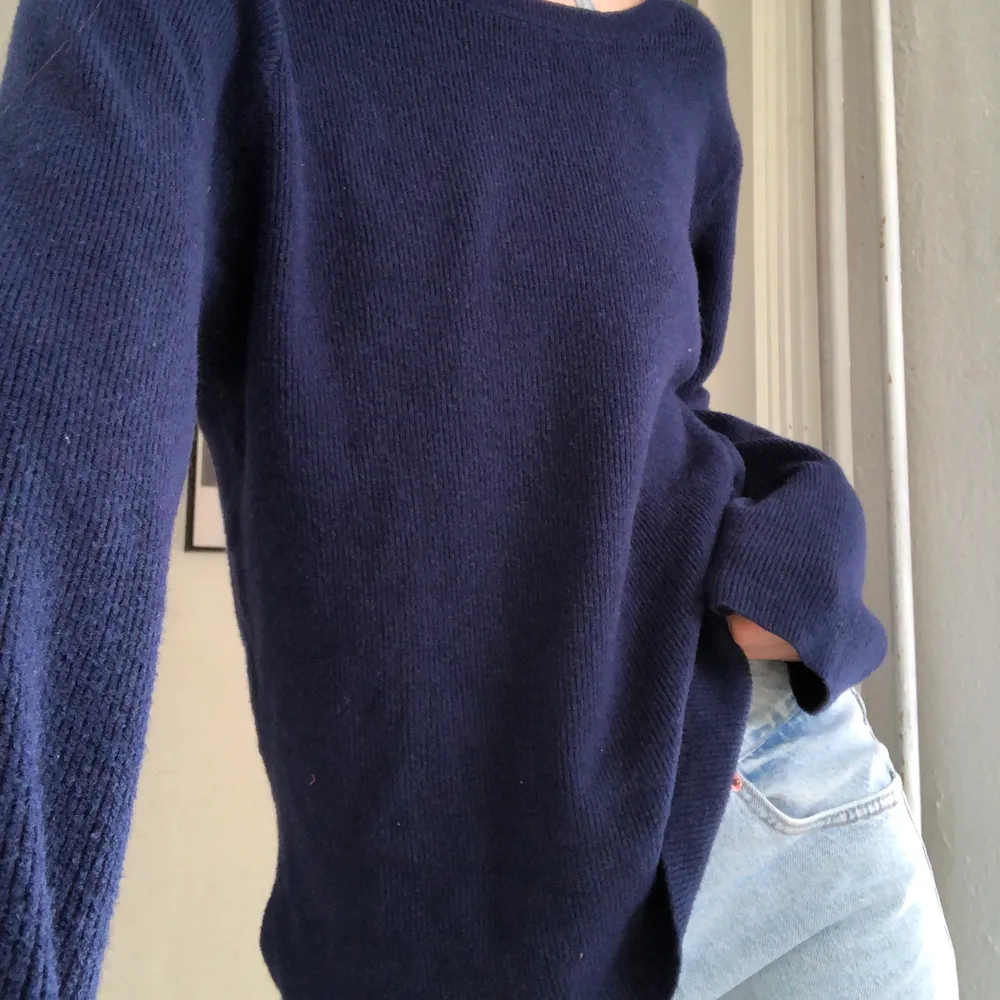 Såå fin stickad tröja köpt secondhand💕 Är i bra skick och varsamt använd! Den har slits på sidorna som inte är självklippta💞. Tröjor & Koftor.