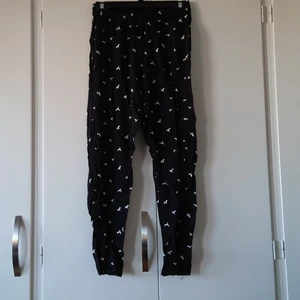 JACQUELINE de YOUNG tygbyxa, strl S - JACQUELINE de YOUNG svart tygbyxa med svalor på, strl S. Endast provade. (Skrynkliga efter att ha legat undanstoppade). Köparen står för frakt. (Kan skickas som brev då blir frakten billigare, men då är det ej spårbart)