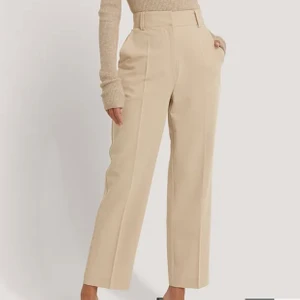 Beiga kostymbyxor från NA-KD - Supersnygga och trendiga beiga kostymbyxor. Dessa är helt oanvända då jag ångrat mitt köp. Passar perfekt för 170 och neråt, modellen är lite kortare och därför passar dessa jättebra på sommaren. Skriv om ni är intresserade. Priset inkluderar ej frakt💞💞