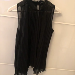 Topp  - 💛 Elegant topp från märket atmosphare, storlek S/M Nyskick. Kan fraktas eller mötas upp 📮