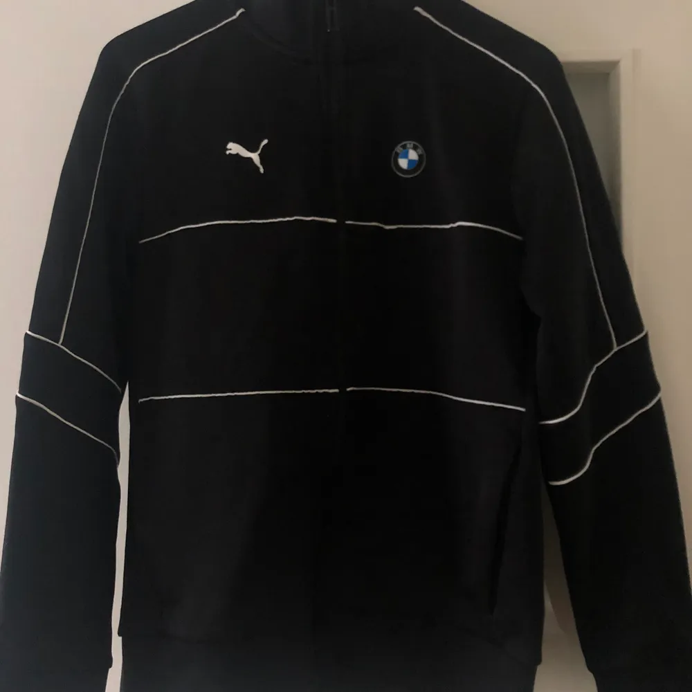 Tracksuit från Puma, kollektion BMW Motorsport. Använd ett par gånger, bra skick. Kan köpas separat. Buda. Jackan är i storlek S (mens size) Byxorna är i strl M (mens size). Kan fraktas, köpare står för frakten. Jeans & Byxor.