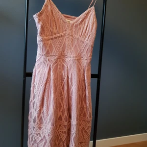 Rosa klänning med spetsdetaljer - Peach klänning med spetsdetaljer, knälängd