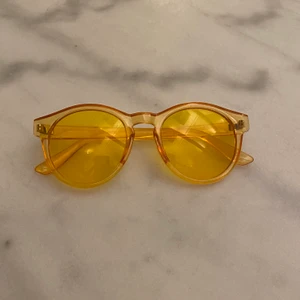 Gula solglasögon  - Superfina gula solglasögon från GinaTricot. Kommentera för frågor och skriv för fler bilder💕 Pris går alltid att diskutera men frakten ingår ej!🦋