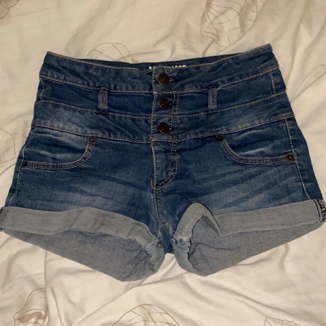Högmidjade jeans shorts 