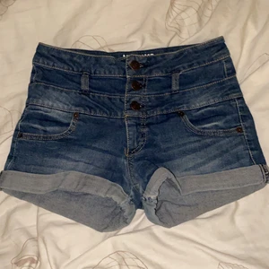 Högmidjade jeans shorts  - Köpt i usa, motsvarar ca strl xs skulle jag säga. Något slitna men inget som syns på håll eller som påverkar användbarheten. 