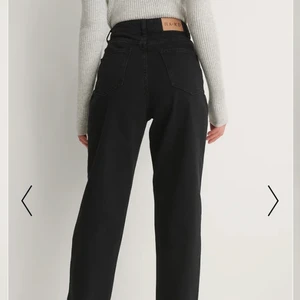 Raka jeans från NAKD - Säljer mina favoritjeans för att de tyvärr har blivit försmå då jag börjat träna en del. De är i strl 36 och sitter sjukt bra runt midjan och benen. Är hellånga för mig som är 172. Har använt de ganska mycket men de ser inte fula ut på något sett. Frakt 66kr