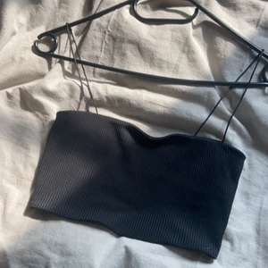 Svart topp - Säljer en svart topp från Gina i storlek XS. Pris: 50kr