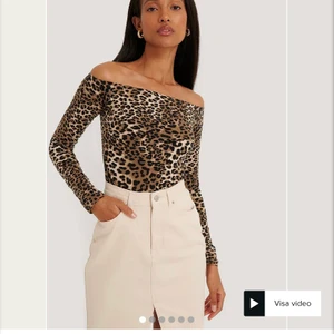 Säljer snygg tröja! - Hejsan! Säljer denna jättefina tröja från nakd! Nypris:199kr mitt pris:60kr. Tröjan är använd 1 gång! Inga fläckar eller hål. Alla mina plagg tvättas innan dom skickas! Storleken är xs. Vill du att jag ska ta egna  bilder så är det bara att kontakta mig här på plick!🥰