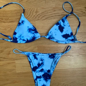 Batikmönstrad bikini  - Helt oanvänd batikmönstrad bikini i storlek S💙, justerbara band och dubbelsidad/fodrad. Den är ljus och mörkblå 💙🖤💙🖤💙 EDIT: pga många intresserade, buda gärna i kommentarerna🥰