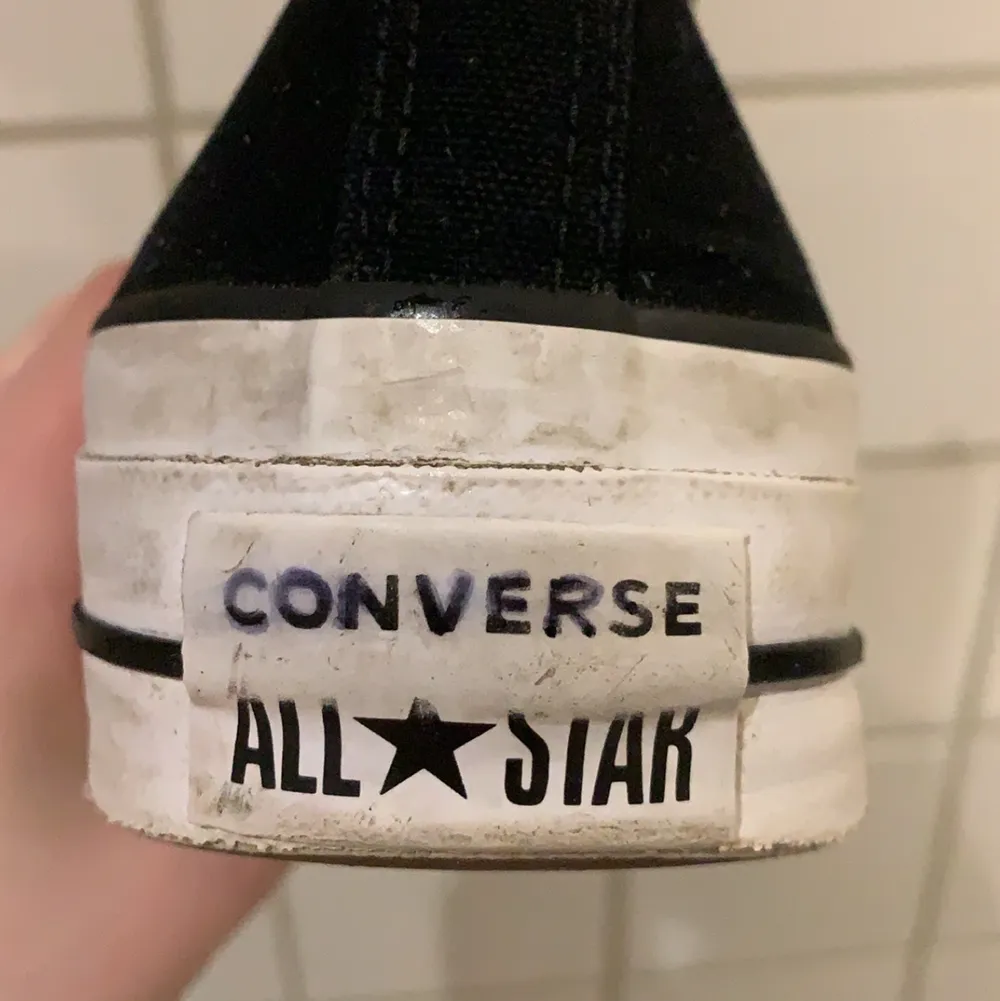  !Skit snygga trendiga converse med platå , väl andvpnda men bra skick förutom på hälarna  , högsta bud 650kr köpta för 1200 kr buda i kommentarerna 👼köparen står för frakten 👼 . Skor.