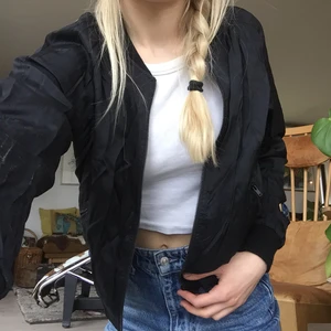 Bomberjacka - I tunt, lite ”prassligt” material. Skön o fin kvalité. I nyskick. Den har coolt ”skrynkligt” tyg utåt. Sista bilden är inte rätt färg, den är helt svart. Köpt för 500kr