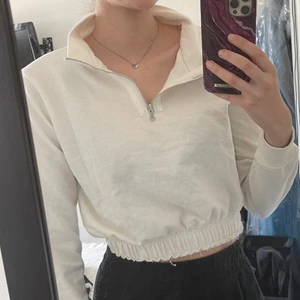 Vit sweatshirt med dragkedja - Vit kort sweatshirt med dragkedja! Ganska tunn så passar bra till sommaren! Använd bara två gånger pga fel storlek. Storlek S! Pris: 90kr + frakt