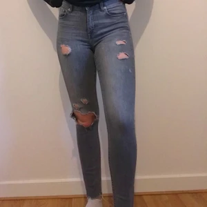 Gråa jeans  - 🤍Gråa håliga jeans🤍 Storlek - 26 (34) S. Extremt bra passform och väldigt sköna och tajta. Jag är 166 så längden är perfekt tycker jag🤩