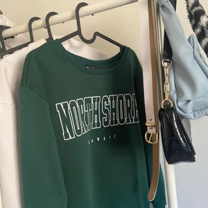 Grön sweatshirt  - Grön sweatshirt från SHEIN 💚 säljer pågrund av att jag inte har använing av den🥰 har inte använd  den mycket så den är som ny