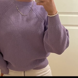 Stickad tröja  - Jättefin lila stickad tröja från weekday (den är i ett ganska ”tungt” material)