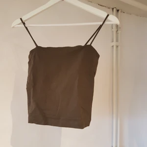 Crop top - Mossy green crop top from Gina Tricot. Worn once or twice, but doesn't fit me right.