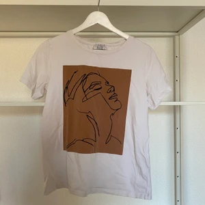 T-shirt - Snygg t-shirt från Love & Divine, med tryck fram