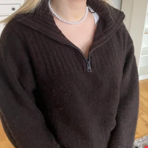 Stickad - Härlig stickad tröja! Inte alls stickig, super snygg till sommarkvällar! Hör av dig vid frågor💕💕