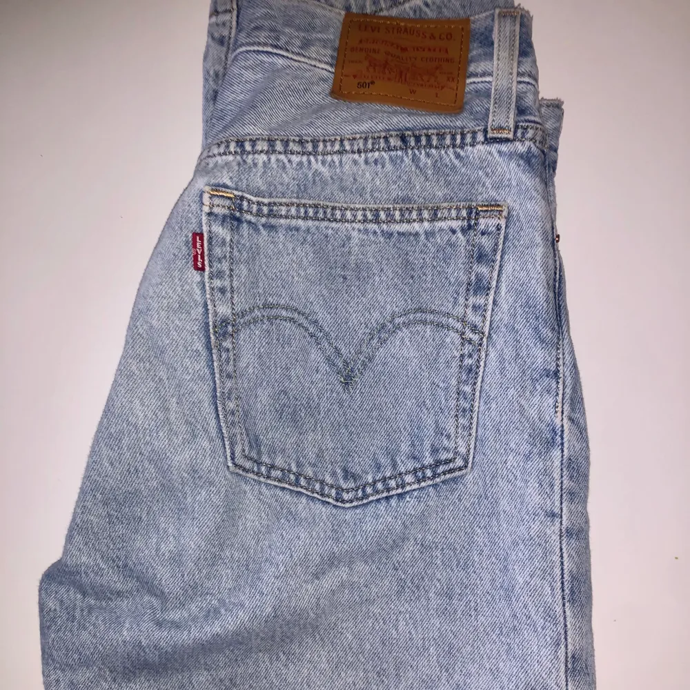 Säljer mina Levis 501, rak modell. Väldigt bra skick! Köparen står för frakt . Jeans & Byxor.