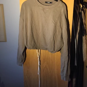 Cropped sweatshirt - En bik bok sweatshirt som man kan knyta in där nere. Nästan nyskick