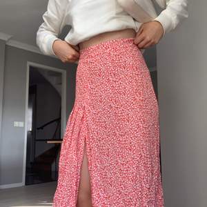 Drömmig kjol från hm💞💞💞aldrig kommit till användning , buda i kommentarerna 