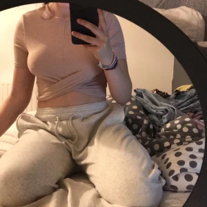 smuts rosa croppad tröja - smuts rosa tröja, skön och pösig av sig. Storlek: Xs men känns som S