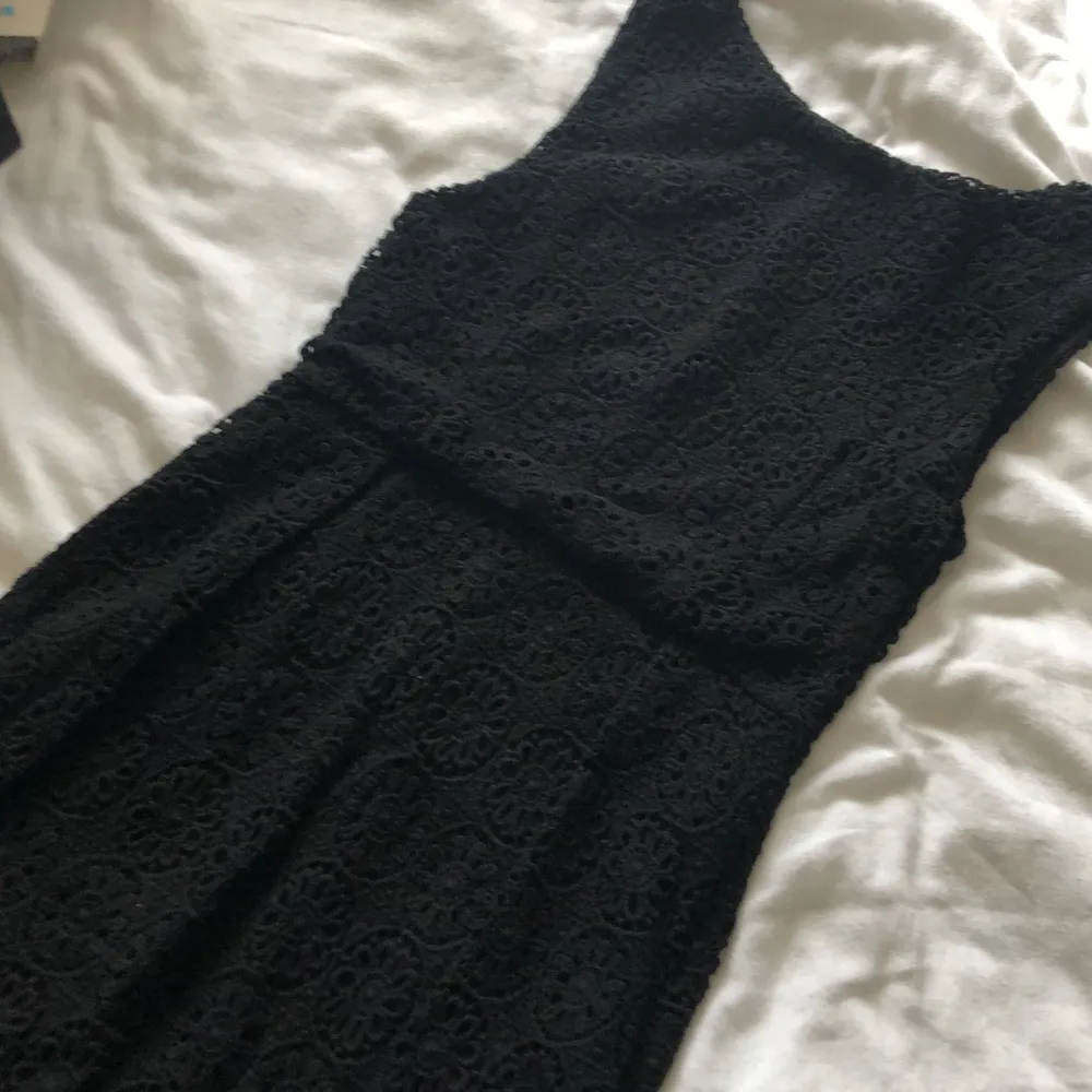 Virkad svart klänning både bak och fram, passar XS/S, säljer då den blivit för liten för mig ☺️ köparen står för frakt . Klänningar.