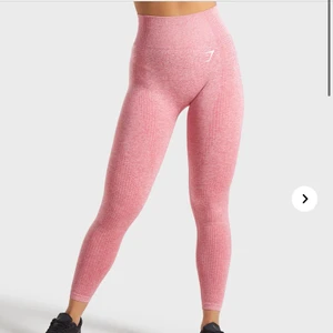 Gymshark tights - Träningstights från gymshark i en ljusrosa färg. Tyget är utnött på vänster knä men det är något som knappt syns. Därför lågt pris. Storlek S