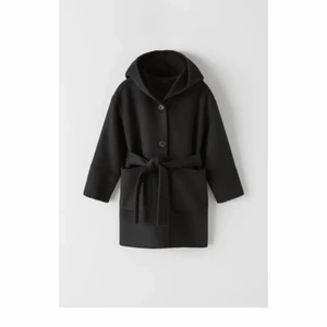 BARN KAPPA 140 - Kan tänka mig gå ner i pris vid snabb affär :) Kappan är helt slutsåld på Zara och det var mycket svårt att få tag på den, tyvärr passade den inte mig. (Jag är vuxen och över 18 år gammal, men jag är väldigt kort därav köper jag barnstorlek ibland. Jag är inget barn som säljer detta plagg!) 😌
