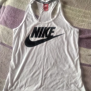 Nike linne storlek M - Vitt linne från Nike storlek M. Använd ett fåtal gånger