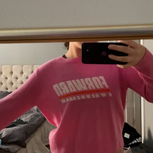 Kashmirtröja från from future - Rosa Kashmir tröja i mycket bra skick då den är sparsamt använd. Från from future. Åt det kortare hållet, så den är lätt kropps. Passar strl XS-M beroende på hur man vill att den ska sitta