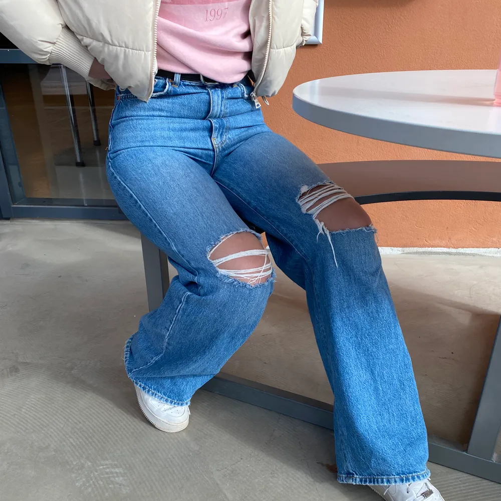 Vida blåa jeans från Gina men slitningar på knäna. Använda ett antal gånger men fortfarande bra skick! Köpta för 599kr säljer för 300kr+ frakt!✨✨. Jeans & Byxor.