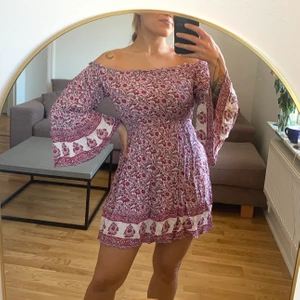 Offshoulder blommig klänning från BikBok - Blommig från Bikbok i storlek XS. Passar även S. Går att ha både offshoulder och över axlarna. Blommig i en kombo av rosa/vinrött/vitt. I gott skick. Jag är en S/M och 168 cm. Köparen betalar frakten som tillkommer 💌 
