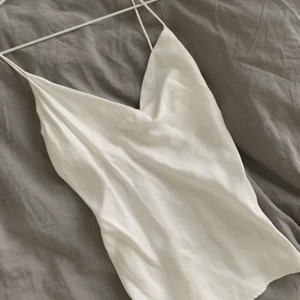 Vitt draperat satinlinne  - Vit satinlinne med draperad framsida och tunna band från Zara, supersnyggt men tyvärr lite litet för mig. Storlek S men passar nog även XS🤍 BUDA i kommentarerna, köp direkt för 130