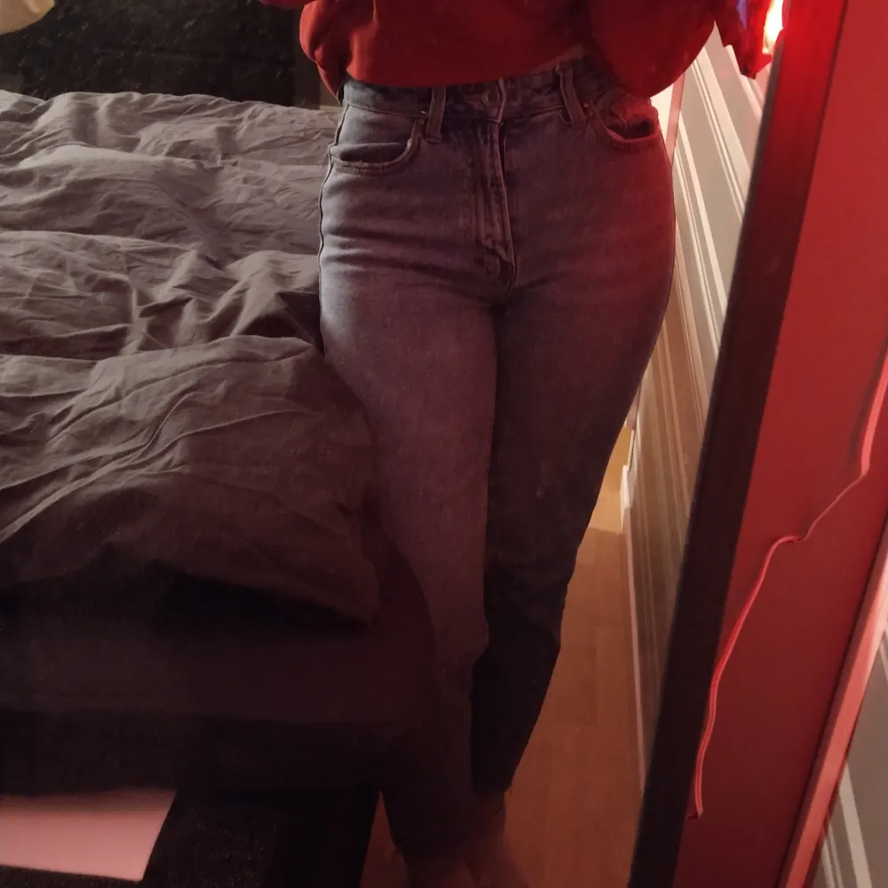 Blåa mom jeans från Only 💓 Nästintill oanvända så dom är nyskick, säljer eftersom dom är för småa tyvärr. Säljer för 100+frakt💓 Pris går att diskutera 💕. Jeans & Byxor.