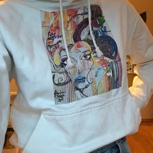 The cool elephant painted woman hoodie  - Säljer denna superfina tröja från the cool elephant då den inte används längre. OBS det finns en liten fläck på hoodien som jag inte lyckats få bort men om du har kunskaper inom tvätt lyckas du säkert :) Orginalpris 599kr. Köparen står för frakten ☺️