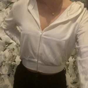 Vit hoddie med tryck - Cool vit hoddie med tryck på baksidan🌟