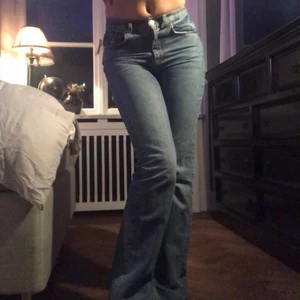 Jens med slits - Jeans från pull and bear, älskar dom här jeansen men dom är för små för mig nu😞dom är dom nya och passar 34-36- jag är 168 och det går hela vägen ner, möts upp på söder🌸💕💕