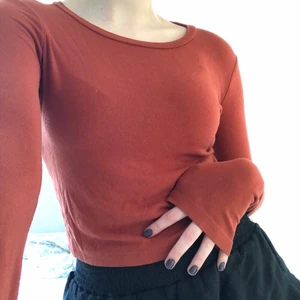 brun långarmad - brun långarmad i de skönaste materialet, lång i armarna vilket jag älskar!!! storlek S från Zara🥰💗😫