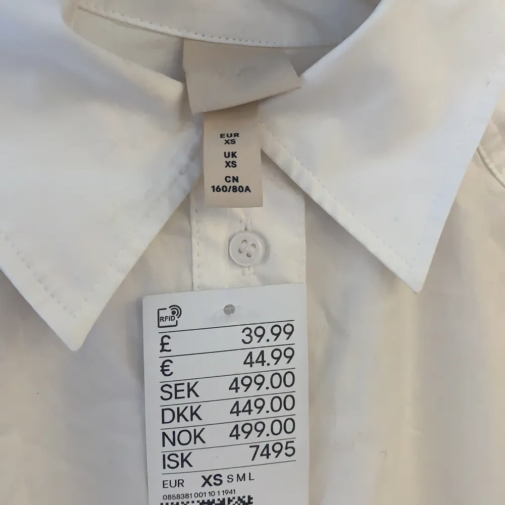 Helt ny, oanvänd skjortklänning i strl XS, passar även S, från HM. . Klänningar.