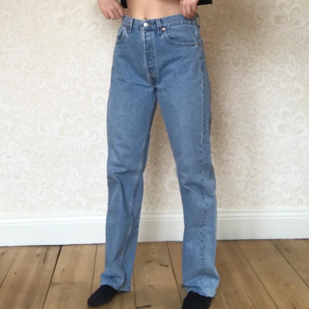 Ljusblåa Levis jeans i modellen 501, är avklippta men går ner i marken på mig som är 170cm. Jeans & Byxor.