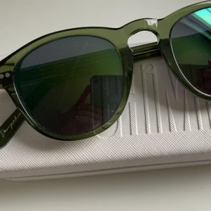 Solglasögon  - Snygga chimi eyewear solglasögon i modell 002 i färgen kiwi💚 box, påse och putsduk medföljer såklart!! Nypris: 1000kr! Mitt startpris 400kr 💞