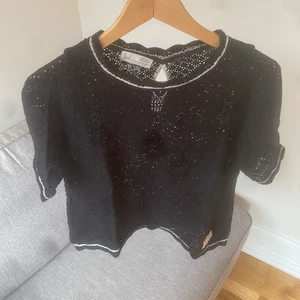 Odd molly tröja - Svart stickad blus/tröja från Odd molly. Vita detaljer upptill/nedtill och på armarna.    Storlek 1 = ca S   #oddmolly #blus