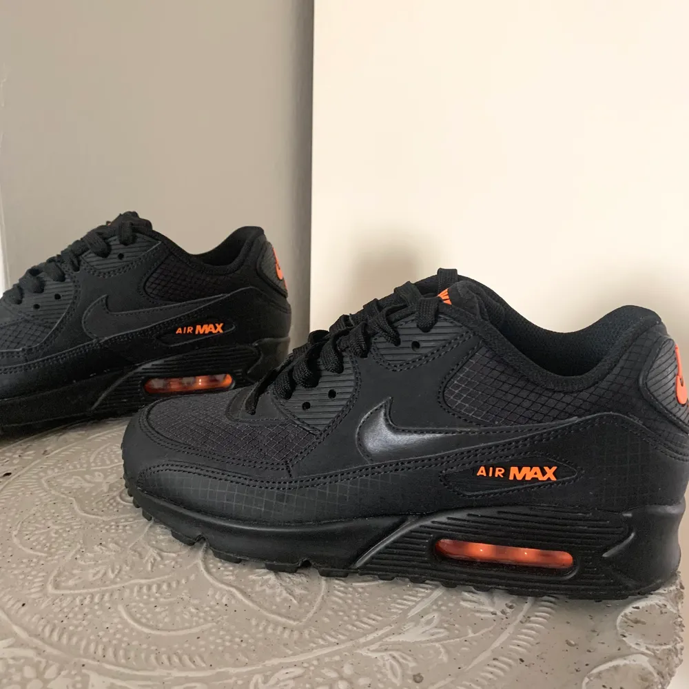 Ett par nya svarta Nike Air Max med orangea detaljer. Dessa är endast använda en gång men sedan insett att dem var för små, skriv för frågor 🙌🏼. Skor.